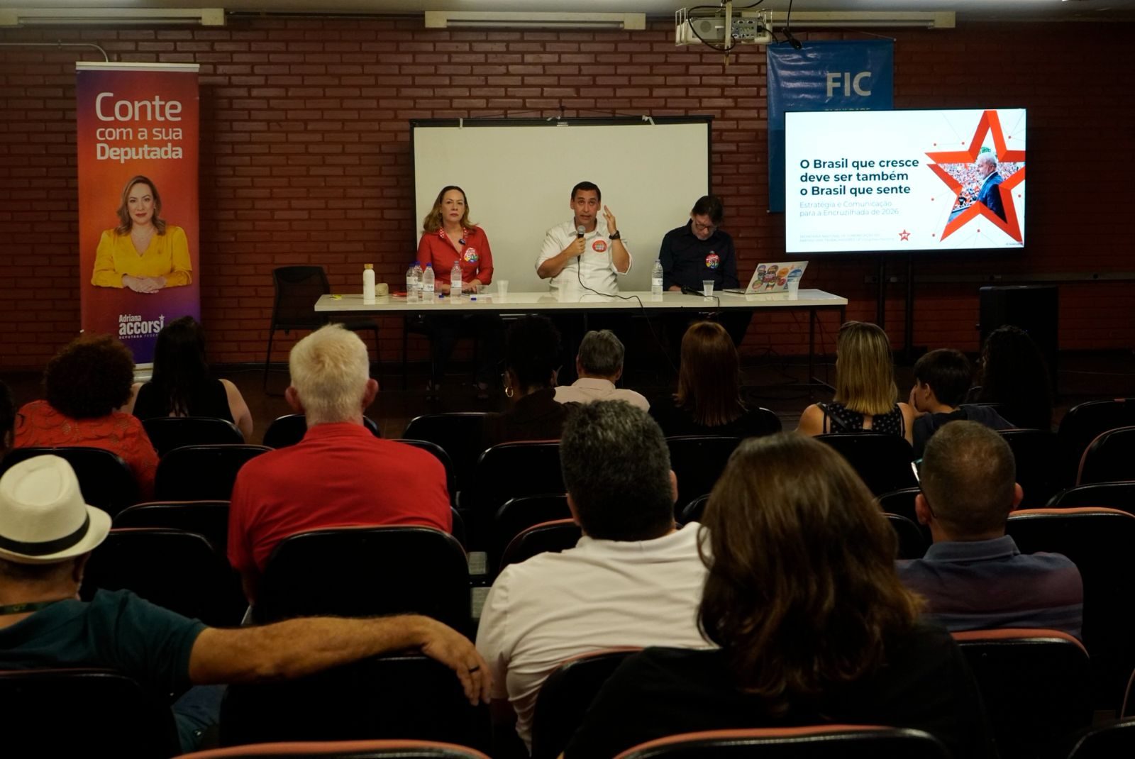 Mesa do lançamento na UFG