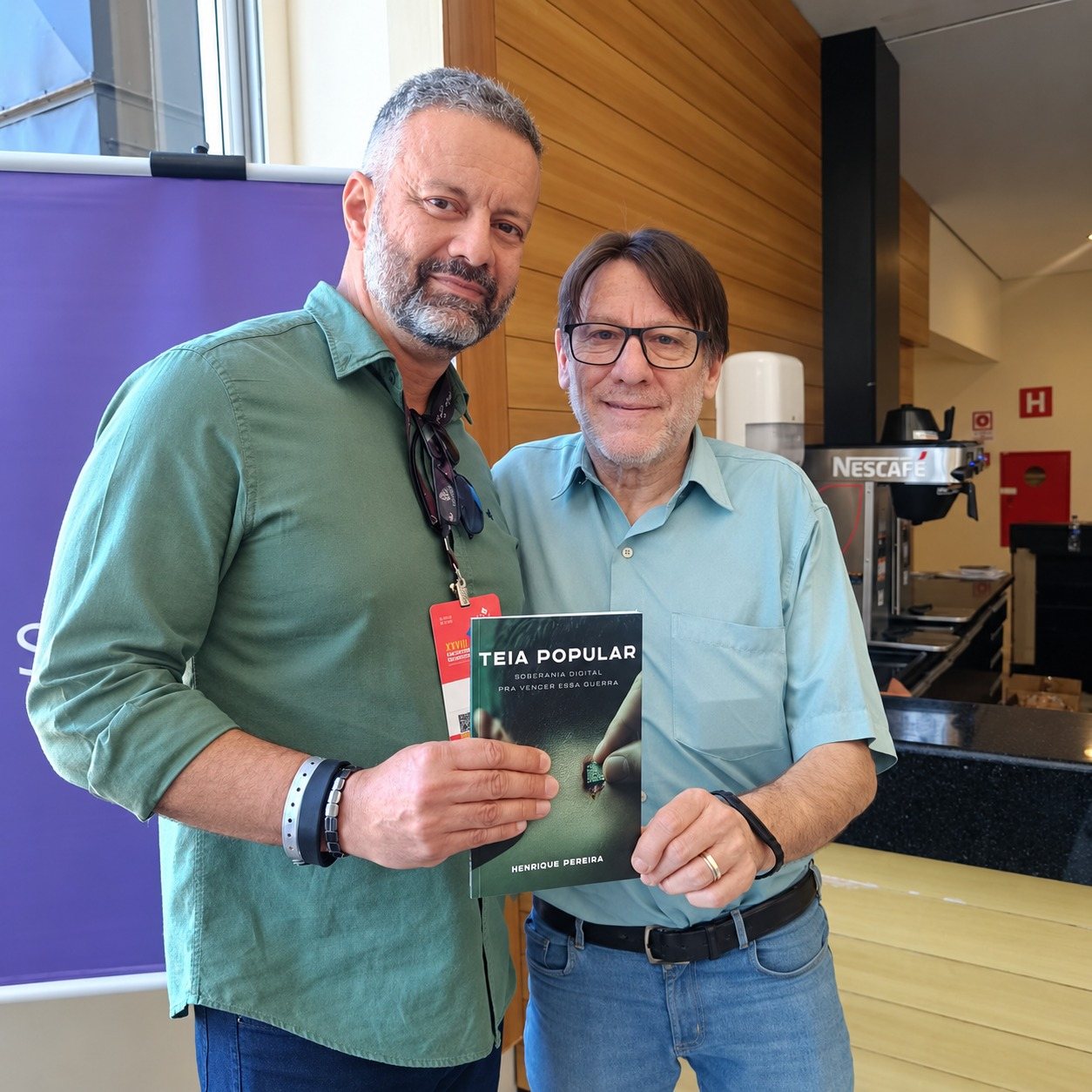 Com leitor e o livro em Belo Horizonte
