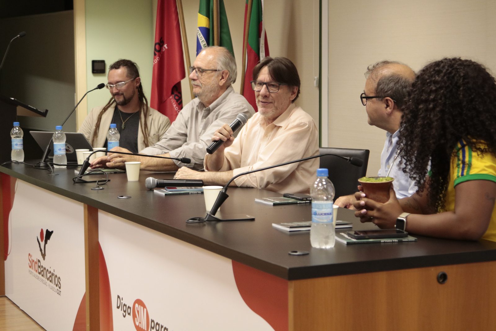 Mesa do lançamento no SindBancários, em Porto Alegre