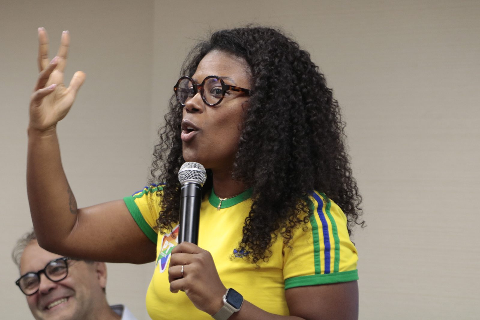 Laura Sito fala no lançamento em Porto Alegre