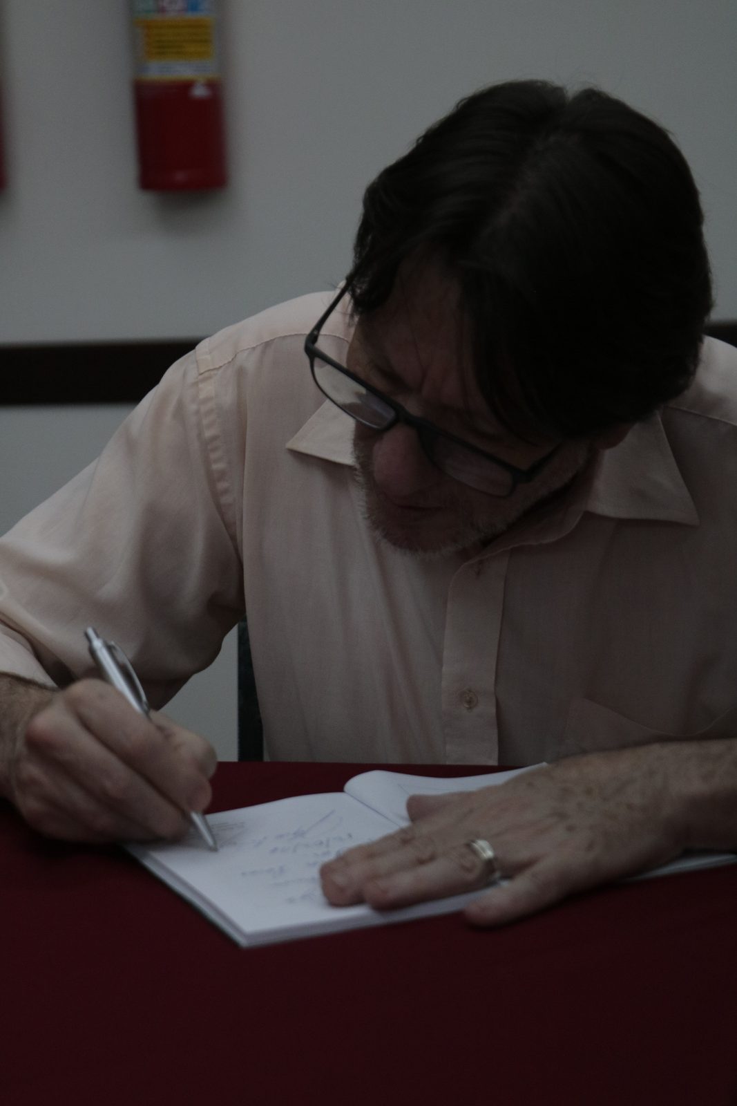 Henrique Pereira autografa o livro em Porto Alegre