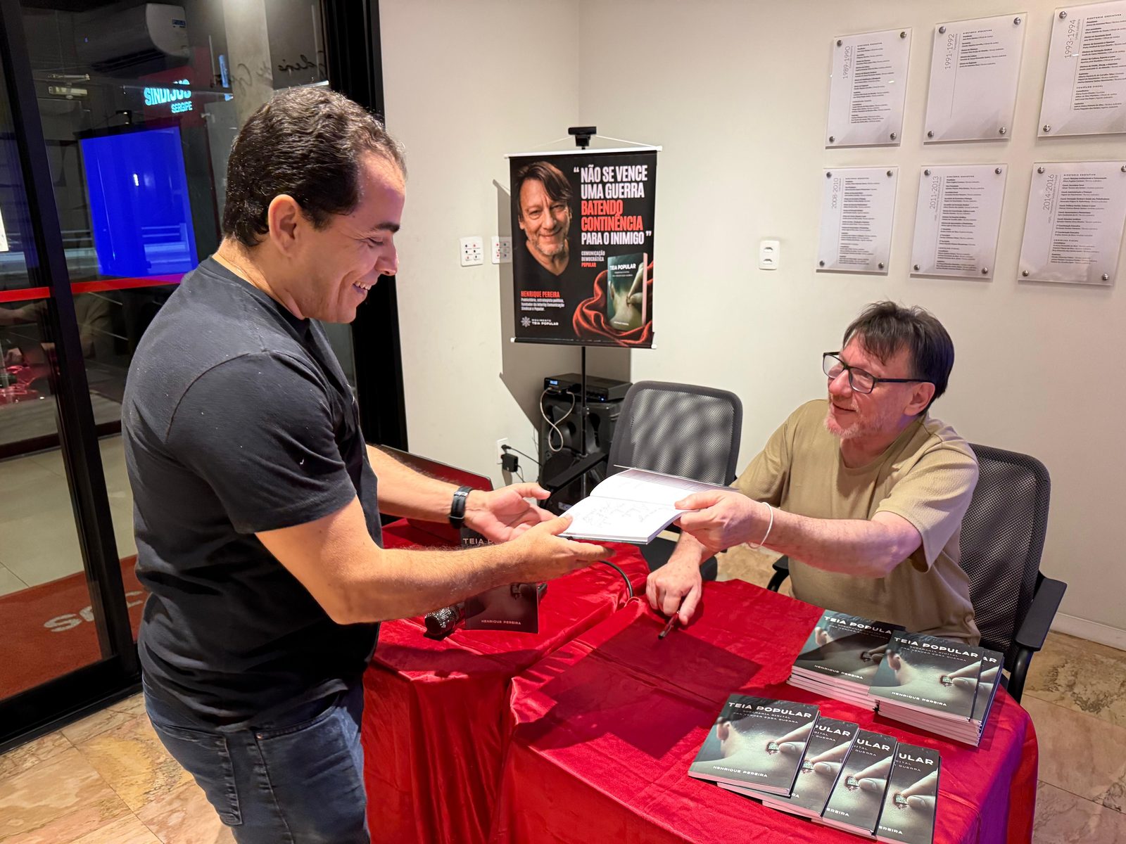 Sessão de autógrafos no Sindijus-SE
