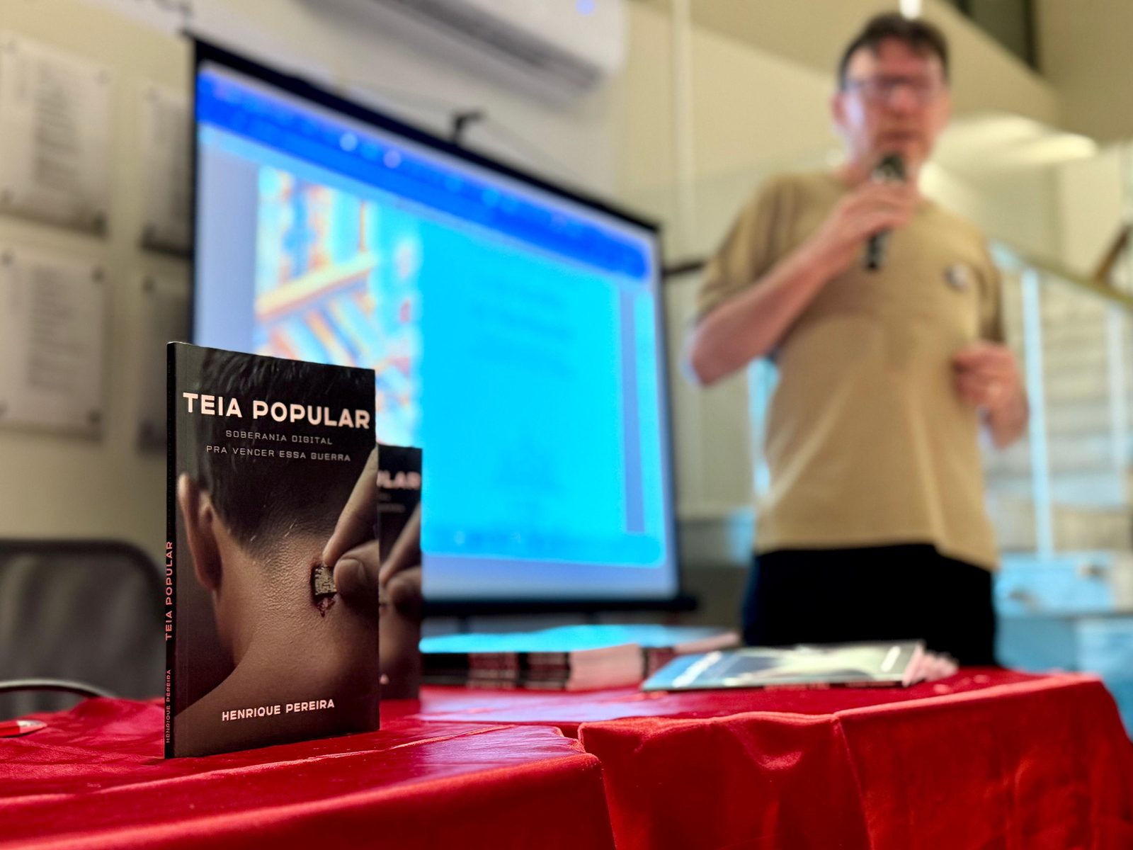 Henrique Pereira com o livro no Sindijus-SE