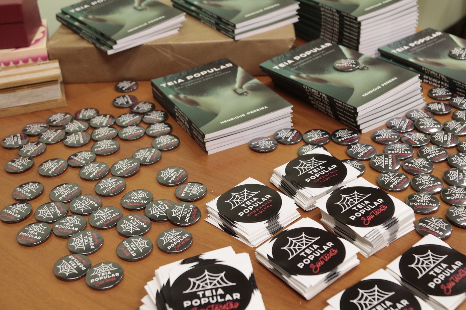 Livros e bottons da Teia Popular em Porto Alegre