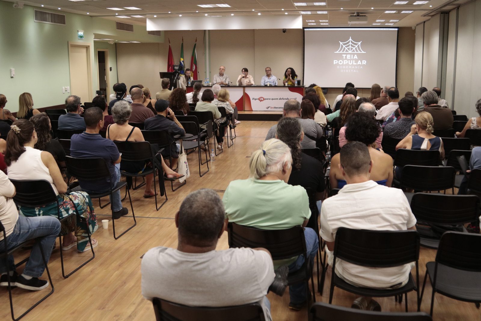 Auditório do SindBancários lotado no lançamento em Porto Alegre