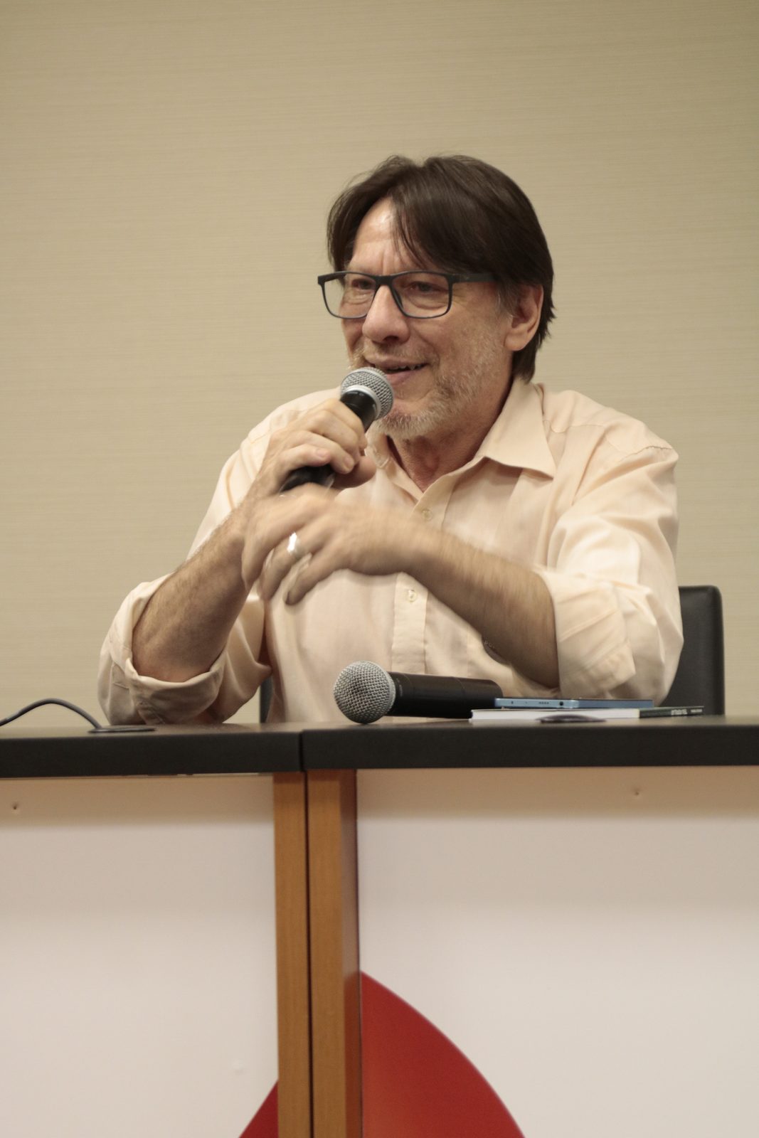Henrique Pereira fala no lançamento em Porto Alegre
