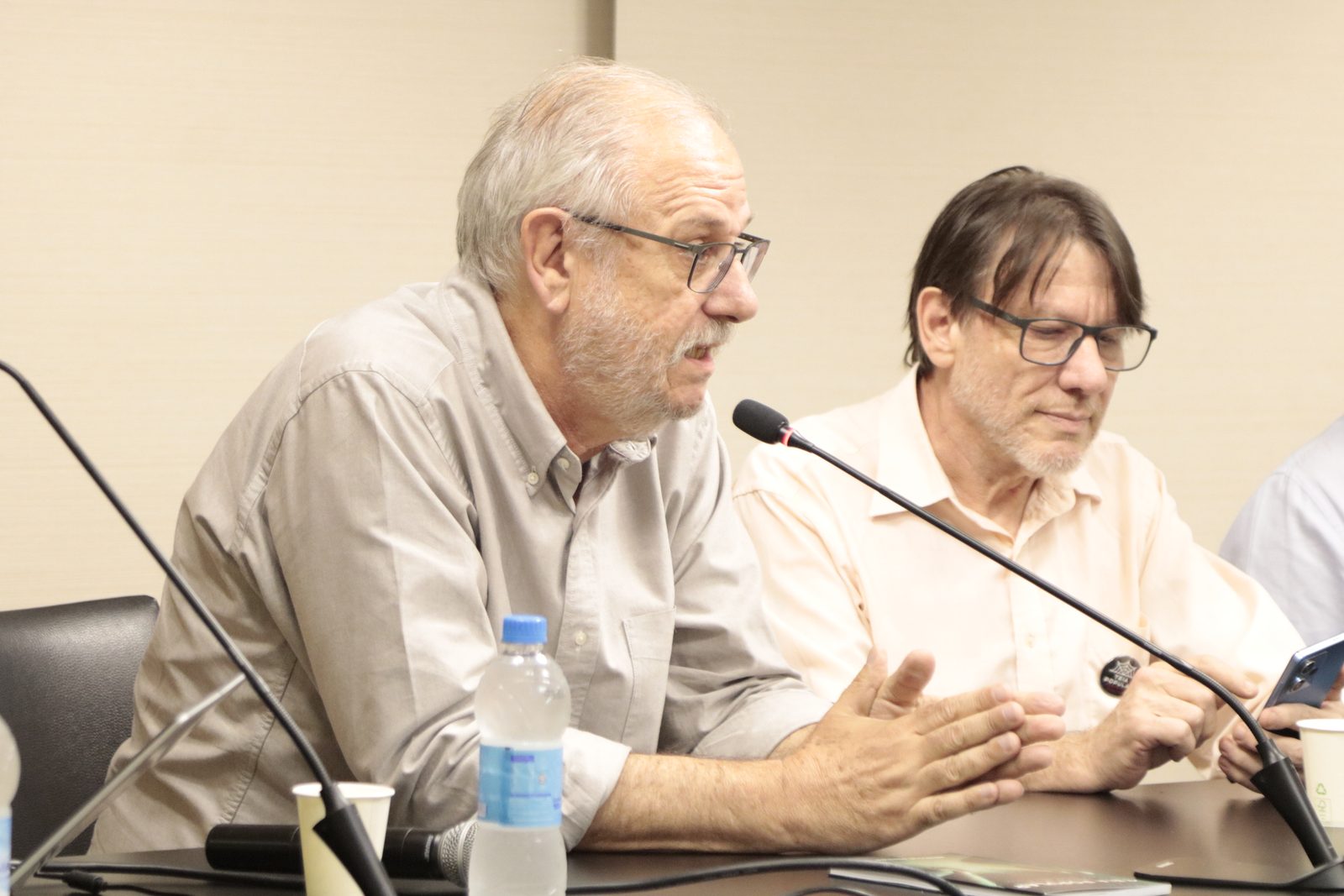 Miguel Rossetto e Henrique Pereira na mesa em Porto Alegre
