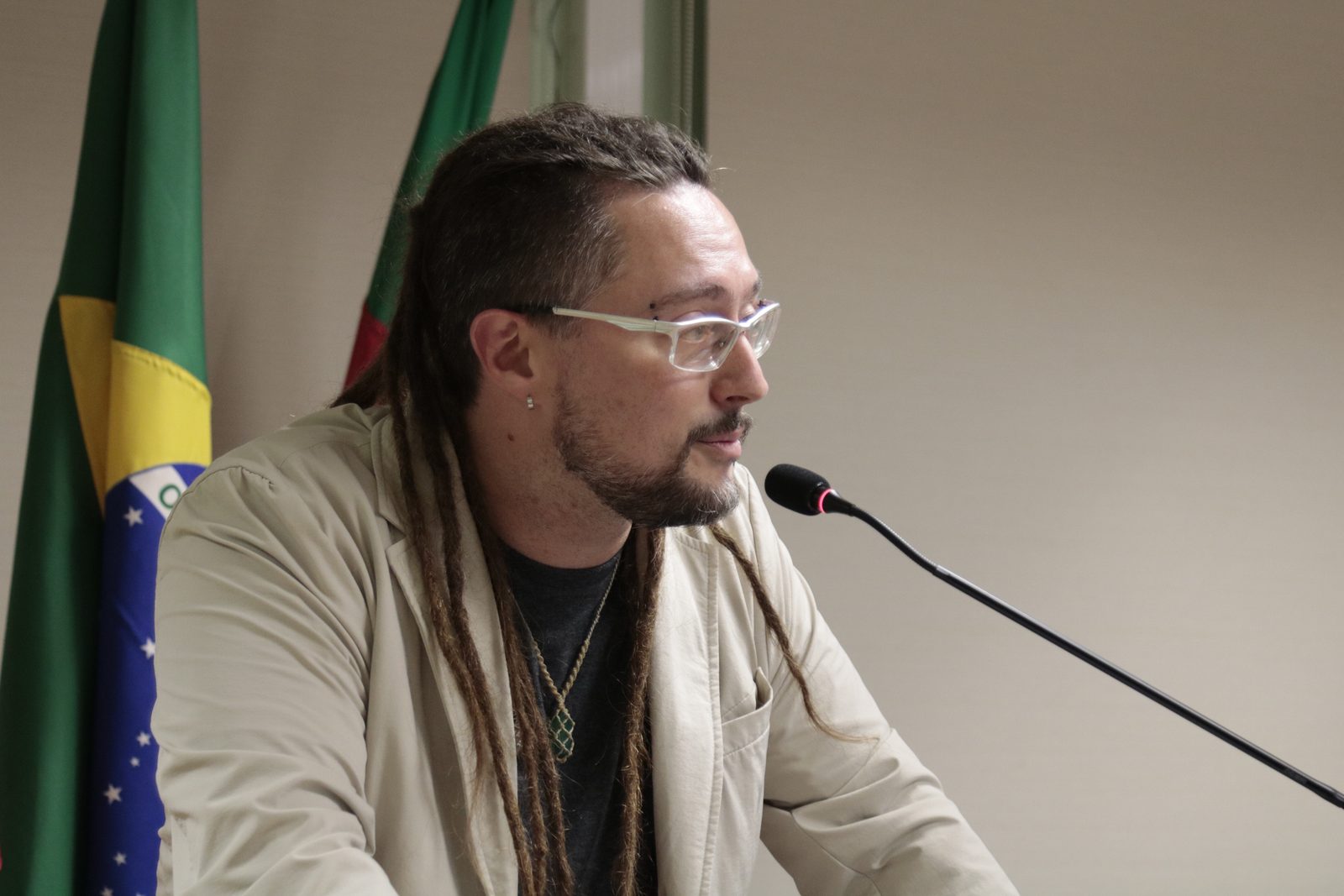 Luciano Fetzner na mesa do lançamento em Porto Alegre