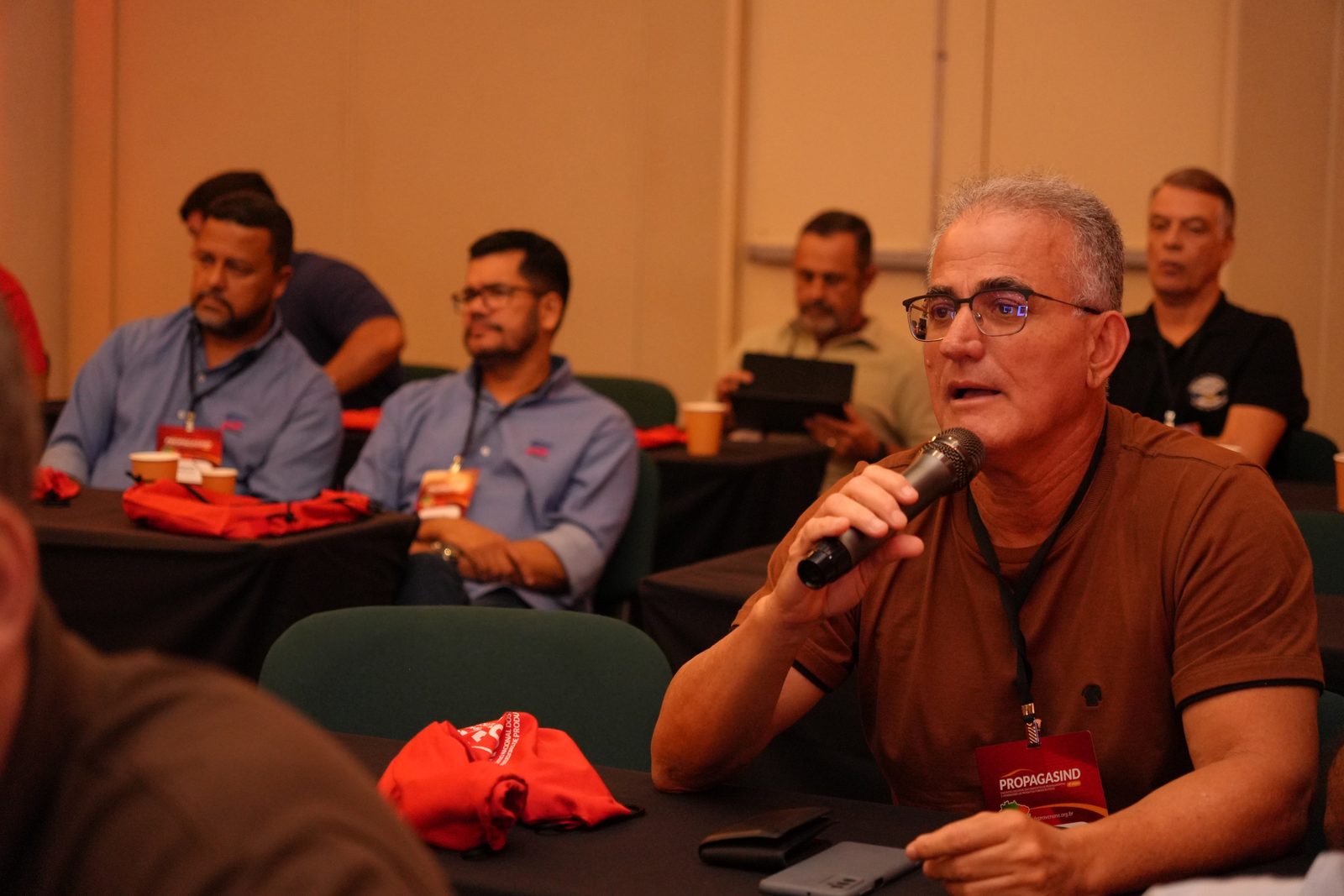 Participante fala ao microfone em Natal